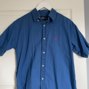 Ralph lauren skjorta - Ralph lauren kortärmad skjorta storlek M. Skjortan är i gott skick. Pris kan diskuteras.