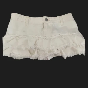 Volang jeans kjol  💗💐🎀 - PRIS KAN DISKUTERAS!! Mini jeans kjol med volanger! Kjolen är vit, skriv för fler bilder 💞 Perfekt nu i sommar, skit söt och jätte snygg! 💗🎀 Tveka inte att skriva om ni har frågor 💖älskar den så mycket så säljer endast för bra pris!