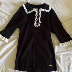 Trekvarts ärmad tröja - En fin ribbad tröja ifrån Holly & Whyte i storlek s som är använd Max en gång. Köpte för några månader sen för ca 450 kr ? Säljer pågrund av att jag helt enkelt inte använder den.