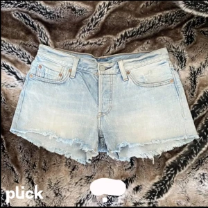 Blå jeansshorts - Superfina jeansshorts från Lewis i storleken W27, skulle säga S/36🤍Tyvärr för stora för mig💕Lånade bilder av den jag köpte av, skriv för fler💕
