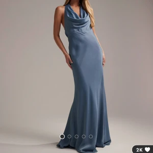 Lång klänning  - Säljer denns klänning då den inte kom till användning! Lappen finns kvar, helt oanvänd! Jag är 178cm lång och den går ner till marken! 