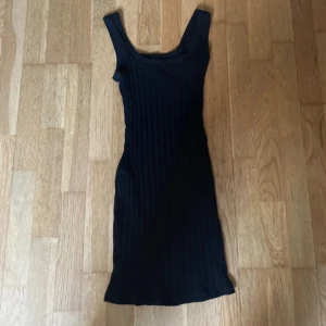 Klänning  - Mycket bra skicka nästan aldrig använd, den är medellång och är ribbad 