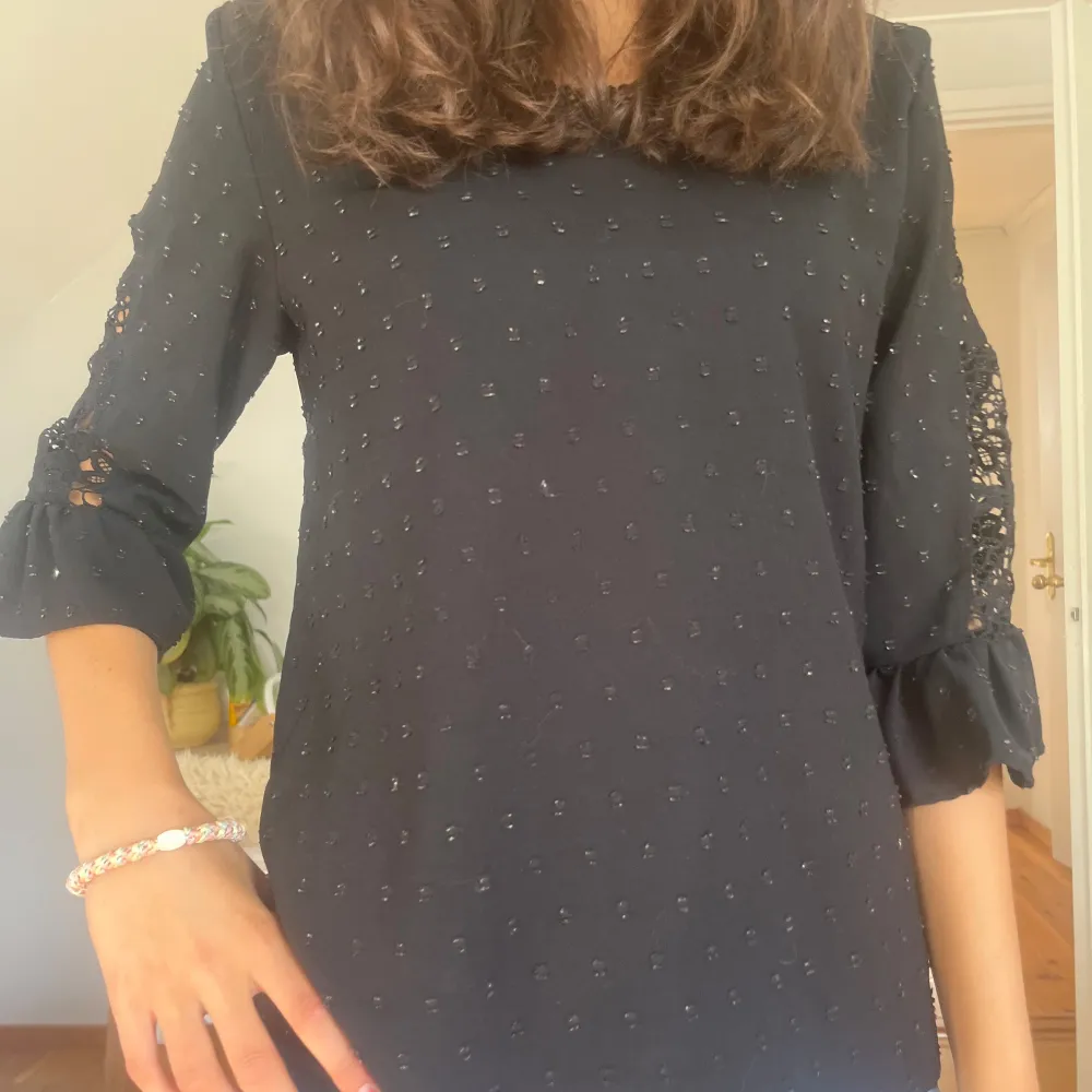 Super söt blus med prickiga detaljer och spets❤️ köpt vintage. Puserot.