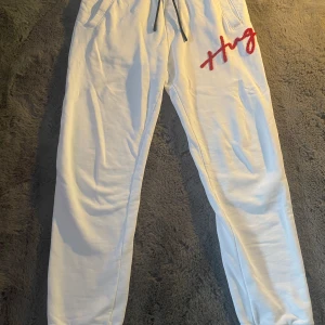 HUGO BOSS Mjukis byxor  - Hej, dem här mjukis byxorna är i toppskick och knappt använda. Köptes för att jag tyckte dem var snygga men glömdes bort dem i garderoben och nu är dem försmå.