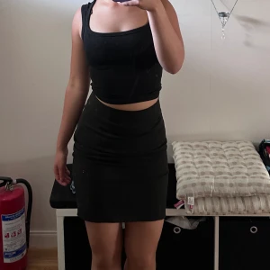 Kjol  - Chic kjol från HM i strl 38. Är precis ovanför knäna på mig som är 168 cm