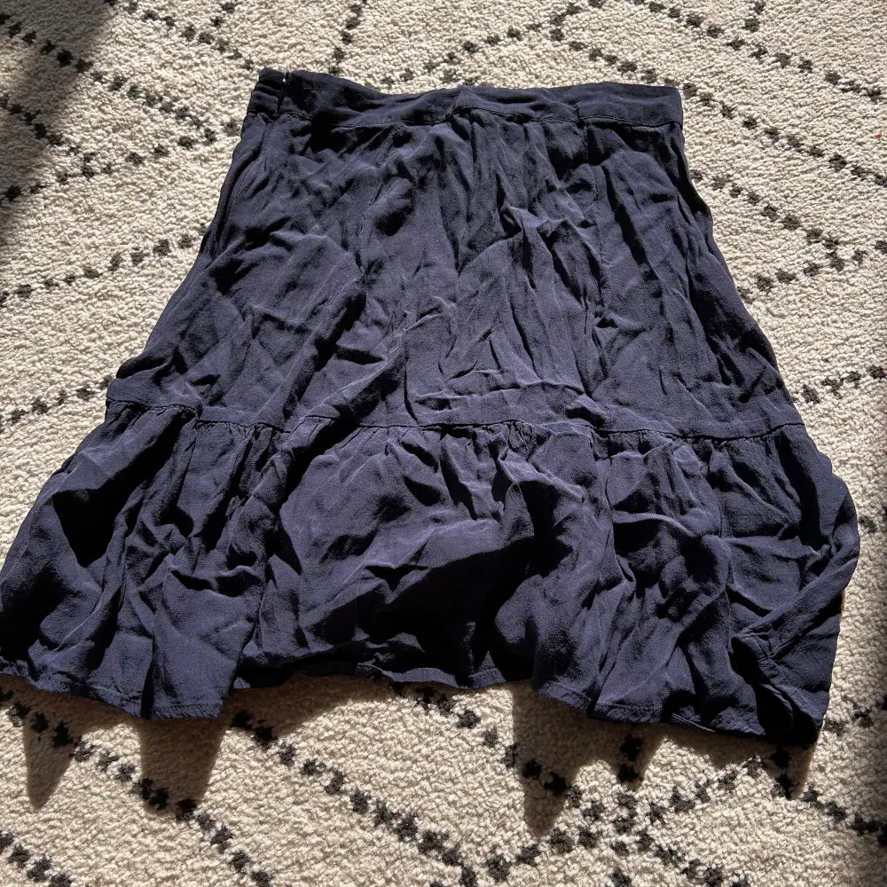 mid length, good condition navy blue skirt. Kjolar.