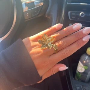 Blomring guld - Ring i rosfrittstål, i Blomform🌸 Justerbar i storleken! Går bra att trycka på ”köp nu”! ⭐️