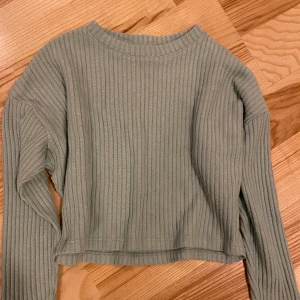 Ribbad tröja  - Fint begagnat skick. Strl 134/140. Kolla gärna in mina andra annonser för samfrakt.  Jag säljer mycket barnkläder just nu. Katt finns i hemmet (allergivänlig ras).