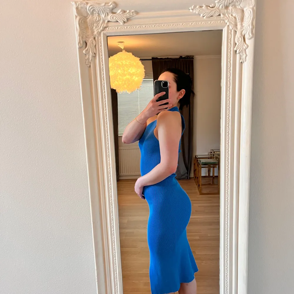 Blue dress with a slit and only used once . Klänningar.