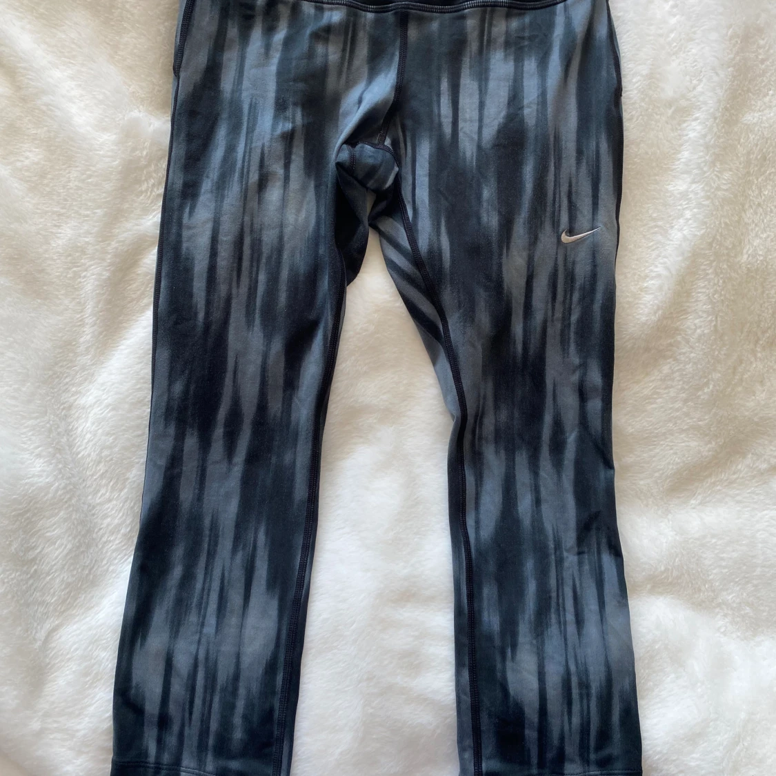 Svarta och grå kortare träningstights från Nike i strl S