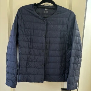 mörkblå uniqlo jacka - superfin och trendig jacka från uniqlo!! inte använd alls mycket så är i topp skick💖💖