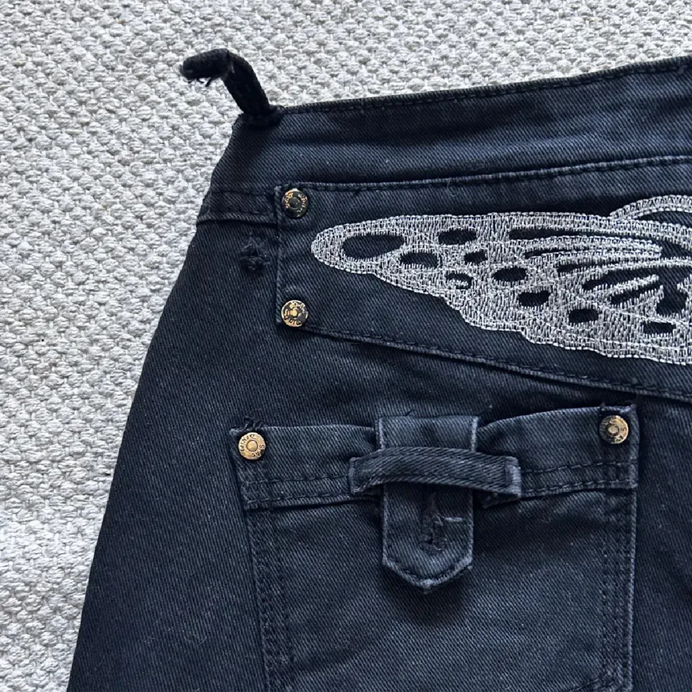 Skit snygga jeans med silver detaljer, köpta second hand. Finns slitage på dem (bild 3) det står storlek 40 men sitter som S ungefär. Skirv för fler bilder eller frågor 🤍🩷. Jeans & Byxor.