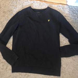 En svart lyle & scott junior sweatshirt.