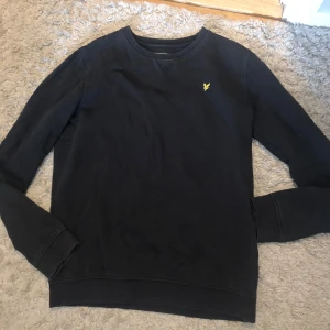 Sweatshirt Lyle & Scott - En svart lyle & scott junior sweatshirt.
