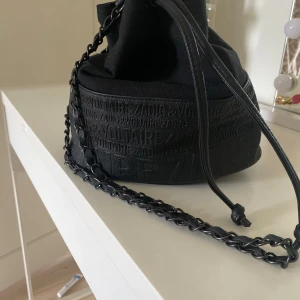 Zadig & Voltaire handväska svart -  Svart Zadig & Voltaire väska i helt nyskick!! Tillverkas inte längre så den är lite unik💕Insidan har inga fickor. Absolut inte använd och kedjan är fin (finns bild) kan diskutera pris men går inte under 800kr💓Skriv för mer bilder eller frågor!❤️