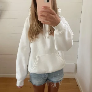 Vit hoodie - Endast använde ett fåtal gånger, säljer för att den inte kommer till användning, väldigt stor i storleken så skulle säga att den även passar S och M💖