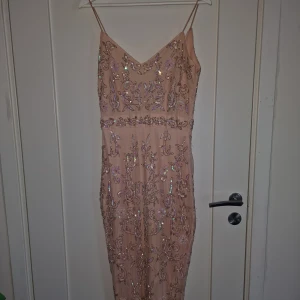 Ljusrosa klänning - Säljer min mammas ljusrosa och krämfärgade klänning. Den används inte längre och har nästan aldrig används. Den är i storlek M.  Släpper den för 695:-