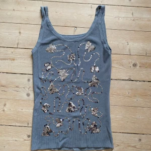 Linne!! - Ett supersnygga linne med fina paljetter! Jätte fint tyg! Köpt från humana men känns helt nytt!