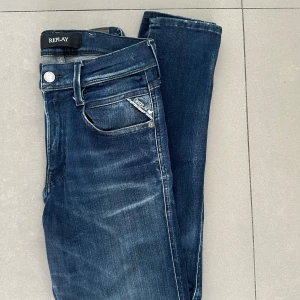 replay jeans - ert par sköna replay jeans i slimfit i en riktigt fin blå färg! ( modell hyperflex) hör av er vid fler frågor&bilder!🙌🏽