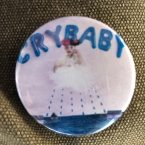 Crybaby pin - Pin med Melanie Martinez album crybaby. Toppkvalitet!