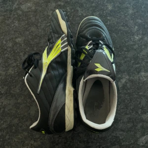 Diadora Grusskor - Riktigt nice Grusskor från Diadora. Använt skick, men inga som helst defekter!  Storlek: 44