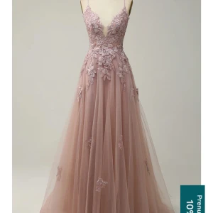 Balklänning  - En så vacker balklänning från Zapaka. Har endast testat den för att ta bild till annonsen. Beställde den men den hann inte komma till min bal! 