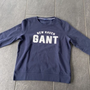 Gant tröja  - Väldigt fin gant tröja i mycket bra skick då den i princip är helt ny. Den passar perfekt i str M för barn.