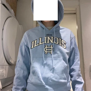 Blå hoodie "Illinois" - En blå hoodie från H&M i usa med texten "Illinois". Hoodien är k storleken xs.
