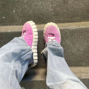 Rosa eytys  - Rosa eytys Odessa i storlek 40. Älskar dom men är lite stora på mig så därav säljer jag!💗dom har lite defekter, lite fläckar här och där och materialet är lite små avskrapat.  Går inte att köpa längre, men köpta för 2200kr!