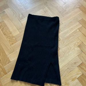 Svart långkok  - Väldigt skön kjol som är lite tjockare i materialet så funkar både höst, sommar och vår. Två snitt vid fötterna på både sidorna. Köpt secondhand men inte använt så mycket som jag trott.  Bra skick. Stretchy (passar även S). Kontakta vid intresse🤍