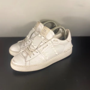 Valentino Skor  - Hej! Säljer nu dessa Valentino Skor, storlek 38.5, skicket bedömer vi är bra, tveka inte på att höra av er vid frågor kring skorna! 