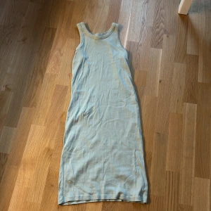 Grön midiklänning - Grön midiklänning i ribbad material 💚