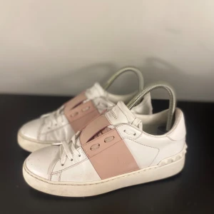 Valentino Open Skor - Hej! Säljer nu dessa Valentino Opens, storlek 35, skicket bedömer vi är bra, tveka inte på att höra av er vid frågor kring skorna! 