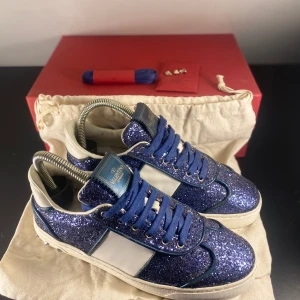 Valentino Flycrew Skor - Hej! Säljer nu dessa Valentino Flycrews, storlek 37, skicket bedömer vi är väldigt bra förutom att en nit saknas, tveka inte på att höra av er vid frågor kring skorna! 