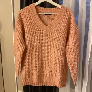 stickad tröja  - stickad tröja från lager 157 🩷aldrig använd, endast provad! storlek xs men stor i storleken.