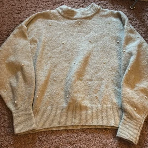 Tröja  - Säljer en super fin stickad tröja från Hm som nästan aldirg är använd. Den är super fint skick. Skriv vid frågor💗