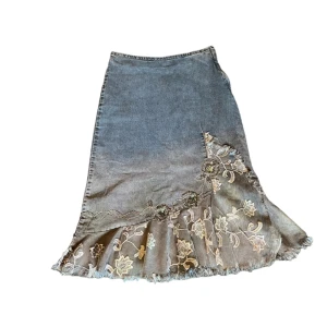 Jeanskjol med detaljer - Tyvärr måste jag sälja en av mina favoritkjolar då den är för liten😔 Den har så fina detaljer och förtjänar att användas mer!!😍 De står M men skulle säga att den är mindre i storleken. Skriv privat vid intresse o frågor eller använd köp nu😊🫶🏻 