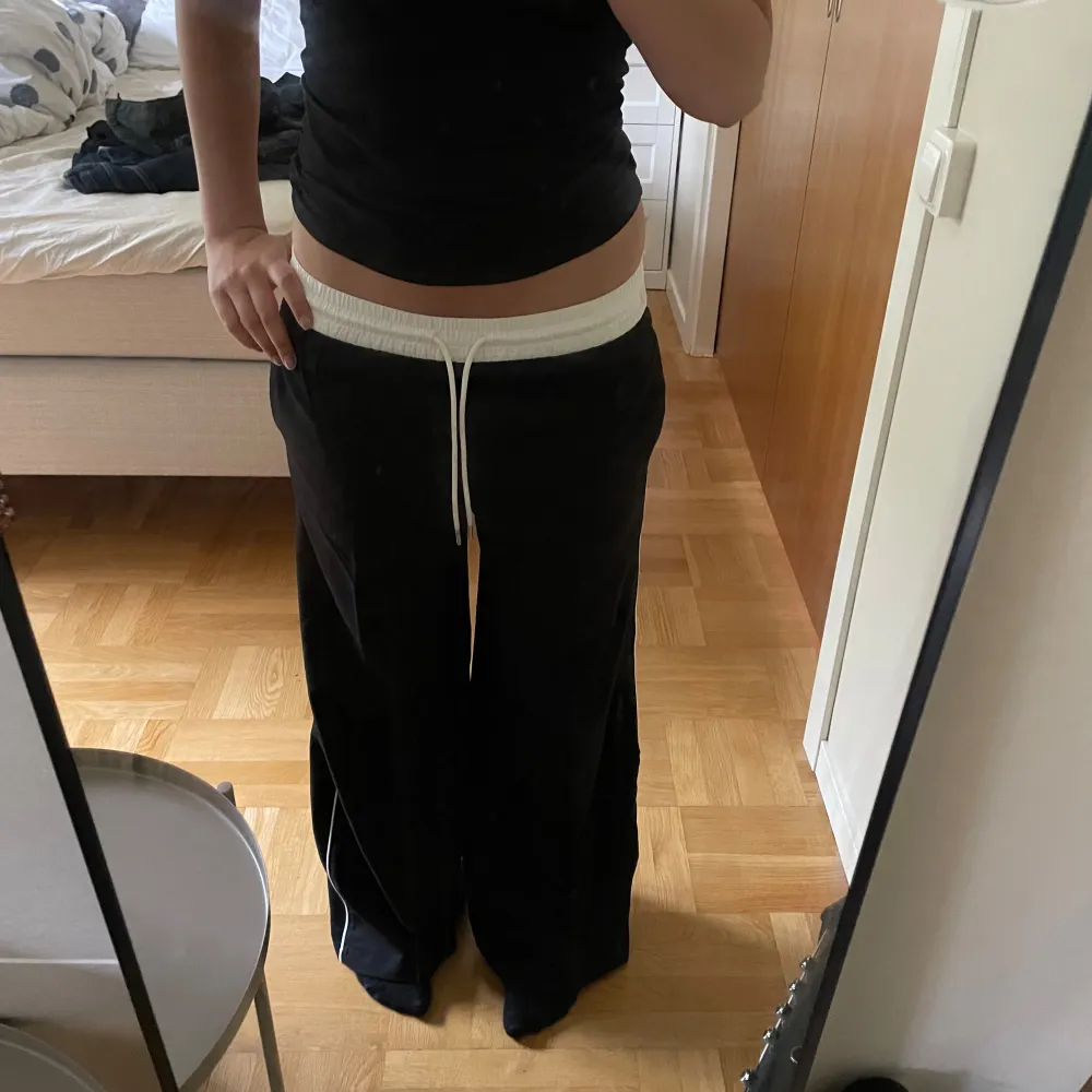 Ett par lågmidjade svarta vida byxor från H&M i storlek S, aldrig använt och i nyskick, lite kostym-material ❤️. Jeans & Byxor.