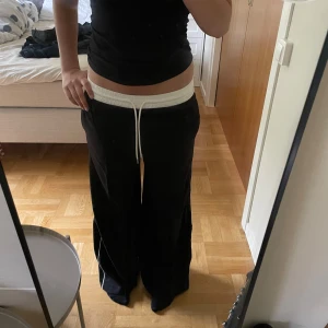 Vida byxor  - Ett par lågmidjade svarta vida byxor från H&M i storlek S, aldrig använt och i nyskick, lite kostym-material ❤️