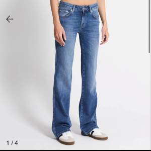 Jeans från lager157 med snygga bakfickor💕 storlek xs, full length💕 använda en gång så mycket fint skick🫶 skriv om du har några frågor och köp gärna via ”köp nu”❤️