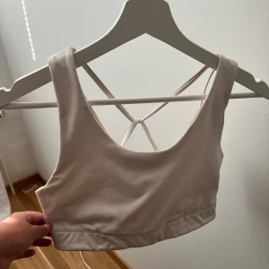 Sport-bh  - Sport-bh från märket ”soc”, lite svår att fota men korsad i ryggen, fint skick🥰