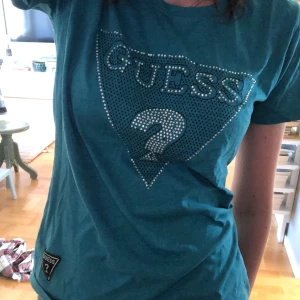Guess T-shirt  - Så snygg turkos guess tröja💙bra skick o det är bara några få stenar som har ramlat av. Hör av dig!