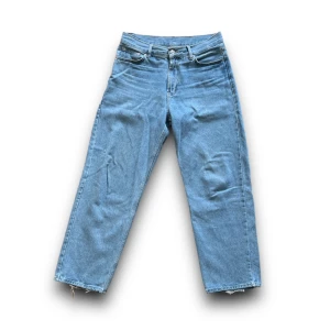 Sweet Big skate jeans - Litet hål 3x1cm ovanför höger bakficka.