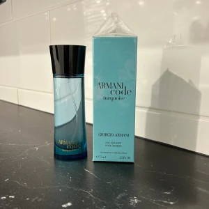 Armani code turqouise parfym - Helt ny Armani code som har slutat tillverkas. Det var en limited edition parfym som är sällsynt. Parfymen är endast sprejad en gång och förpackningen har kvar plasten på sig. Skriv vid ytterligare frågor eller funderingar