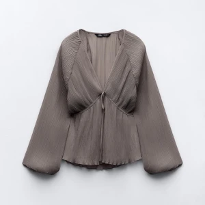 Zara blus  - Jätte populär blus från zara som ja inte använder längre , de är små fläckar men man märker inte av de !❤️