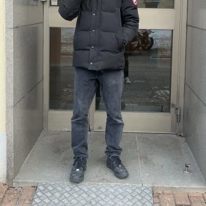 Jack and jones Chris straight jeans - Ett par riktigt sköna jeans från jack and jones slitna längst ner på benen på båda benen men bara vid slutet (bild 3) Nypris 600kr, mitt pris endast 150kr😀