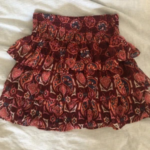 Kjol - Fin volangkjol från Lindex i storlek 170. Köppte förra året för 280kr!