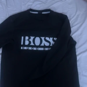 Hugo boss  - Säljer denna feta Hugo boss tröjan skick 7/10 den är använd men inget fel på den. Säljer den på grund av att den är liten och fån ingen användning av den. Pris kan diskuteras 