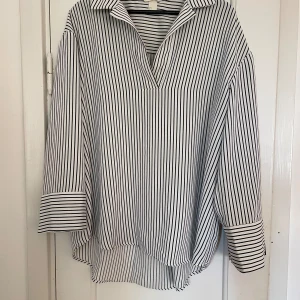 Randig oversized skjorta med breda ärmar - Randig oversized skjorta med breda ärmar Skön och luftig Stl S men passar M/L också då den som sagt är oversized.  Inga anmärkningar