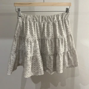 gullig vit kjol - säljer denna jättegulliga vita kjolen då den inte kommer till användning💕Kjolen är ifrån Chiquelle och är i storlek Small💕🥰☺️✌️